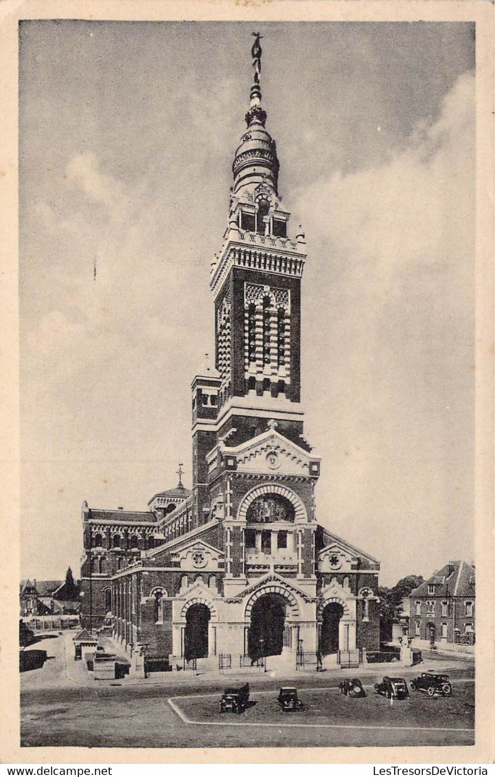 CPA - 80 - Albert - La Basilique Notre Dame De Brebière - Vieille Voiture Sur Le Parvis - Albert