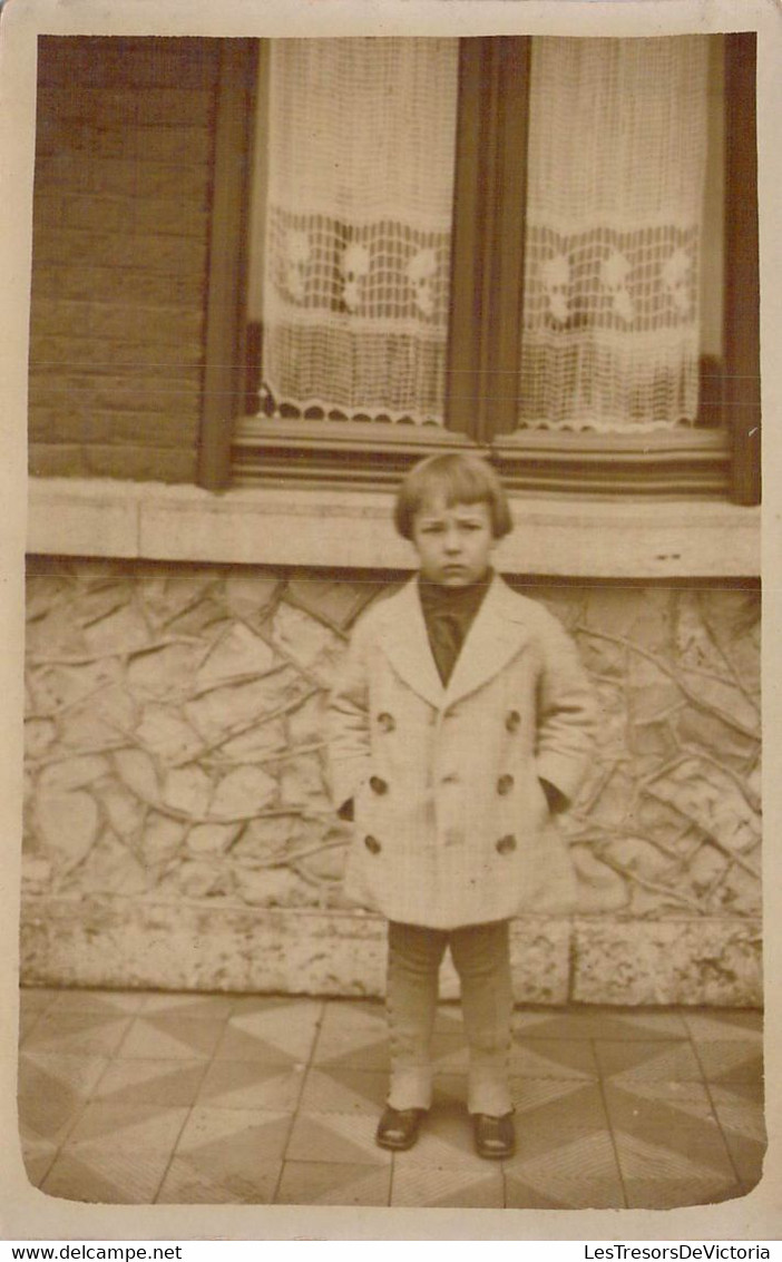 CPA - ENFANTS - Enfant En Manteau Devant Une Fenêtre - Portraits