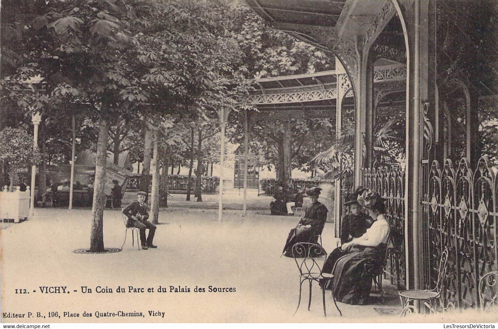 CPA - 03 - Vichy - Un Coin Du Parc Et Du Palais Des Sources - Femmes Assisent - Mode - Editeur PB Vichy - Vichy