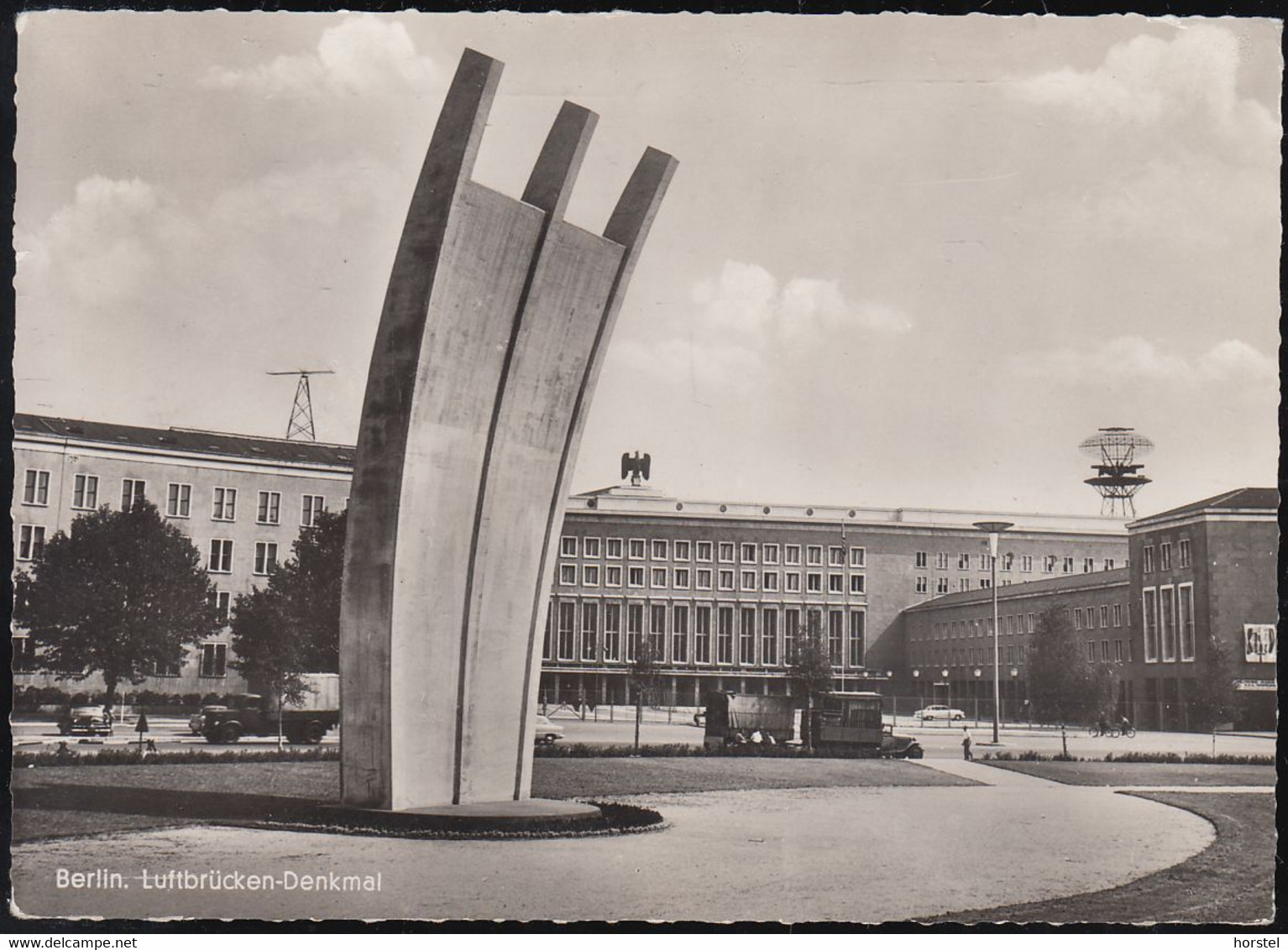 D-12101 Berlin - Flughafen Tempelhof - Luftbrückendenkmal - Hauptgebäude Mit Reichsadler (1959) - LKW - Cars - Tempelhof