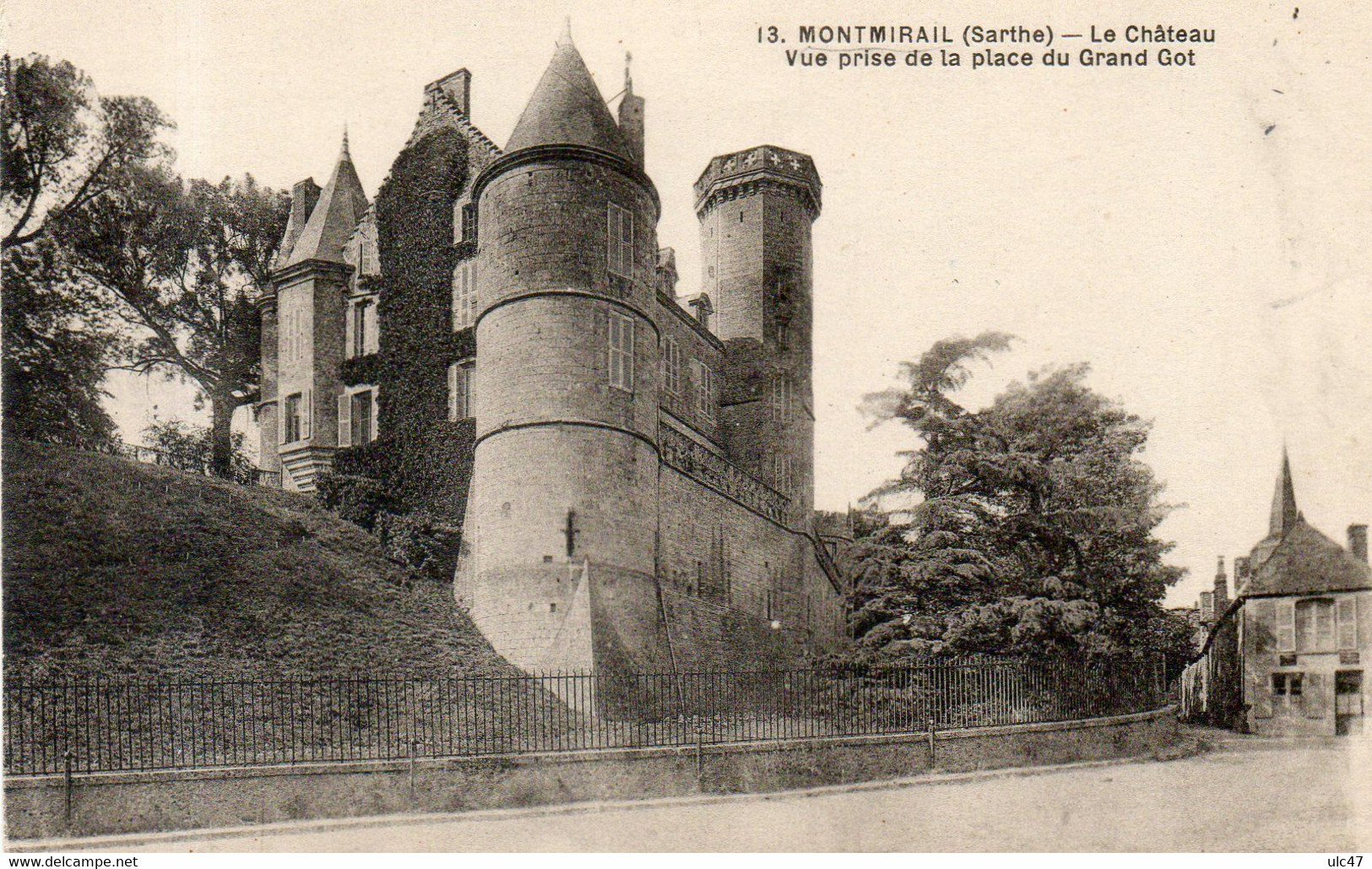 - 72 - MONTMIRAIL (Sarthe) - Le Château . Vue Prise De La Place Du Grand Got. - - Montmirail