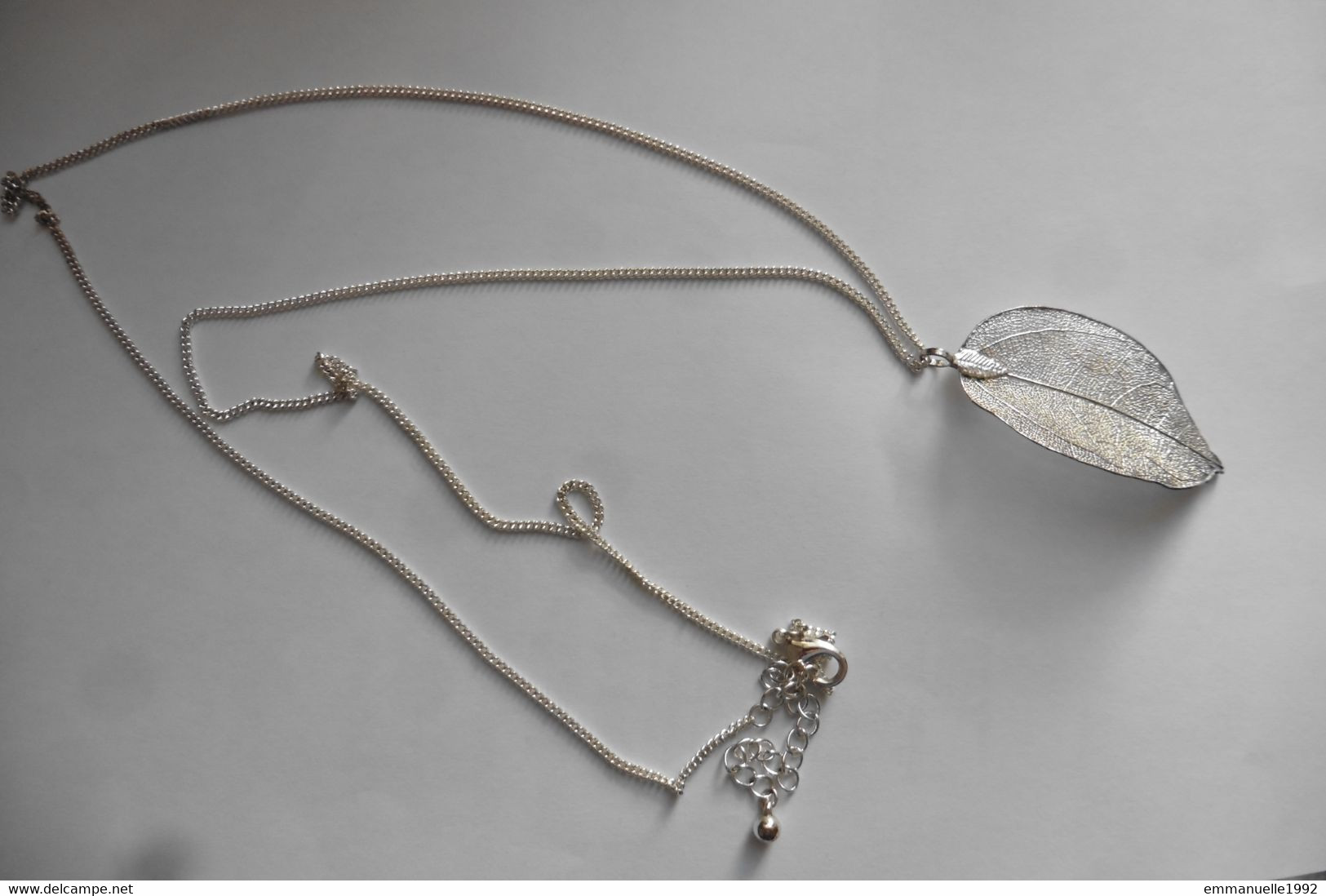 Neuf - Collier Sautoir Style Art Deco Longue Chaîne Pendentif Feuille Finement Ciselée Argentée - Necklaces/Chains