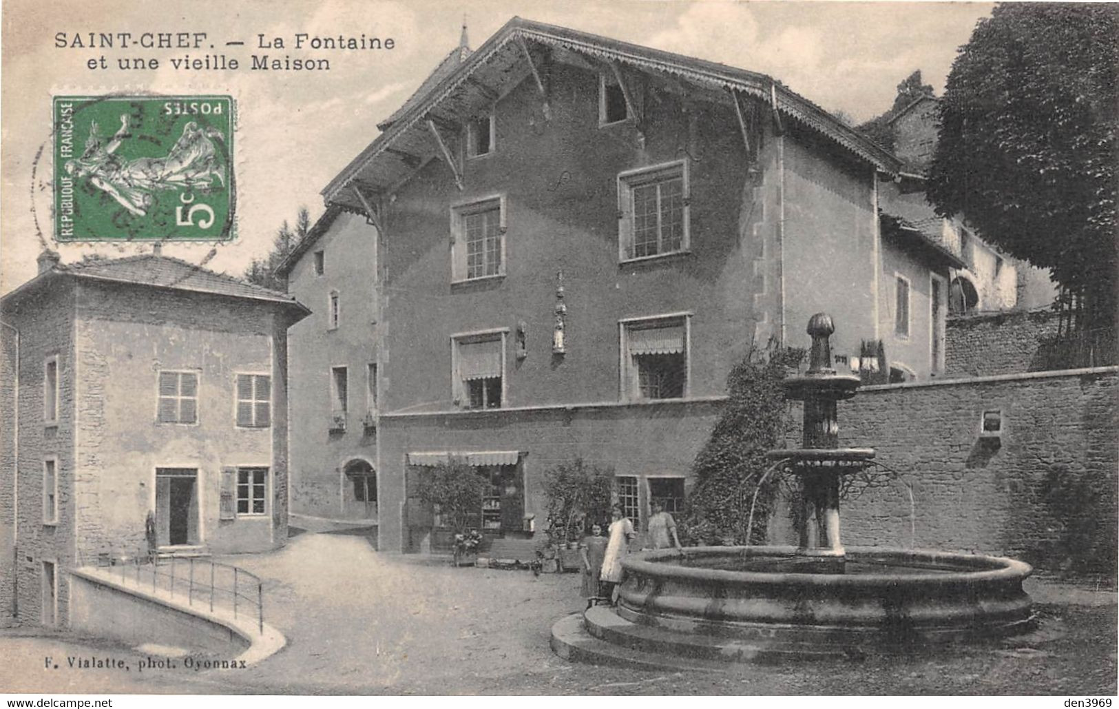 SAINT-CHEF (Isère) - La Fontaine Et Une Vieille Maison - Saint-Chef