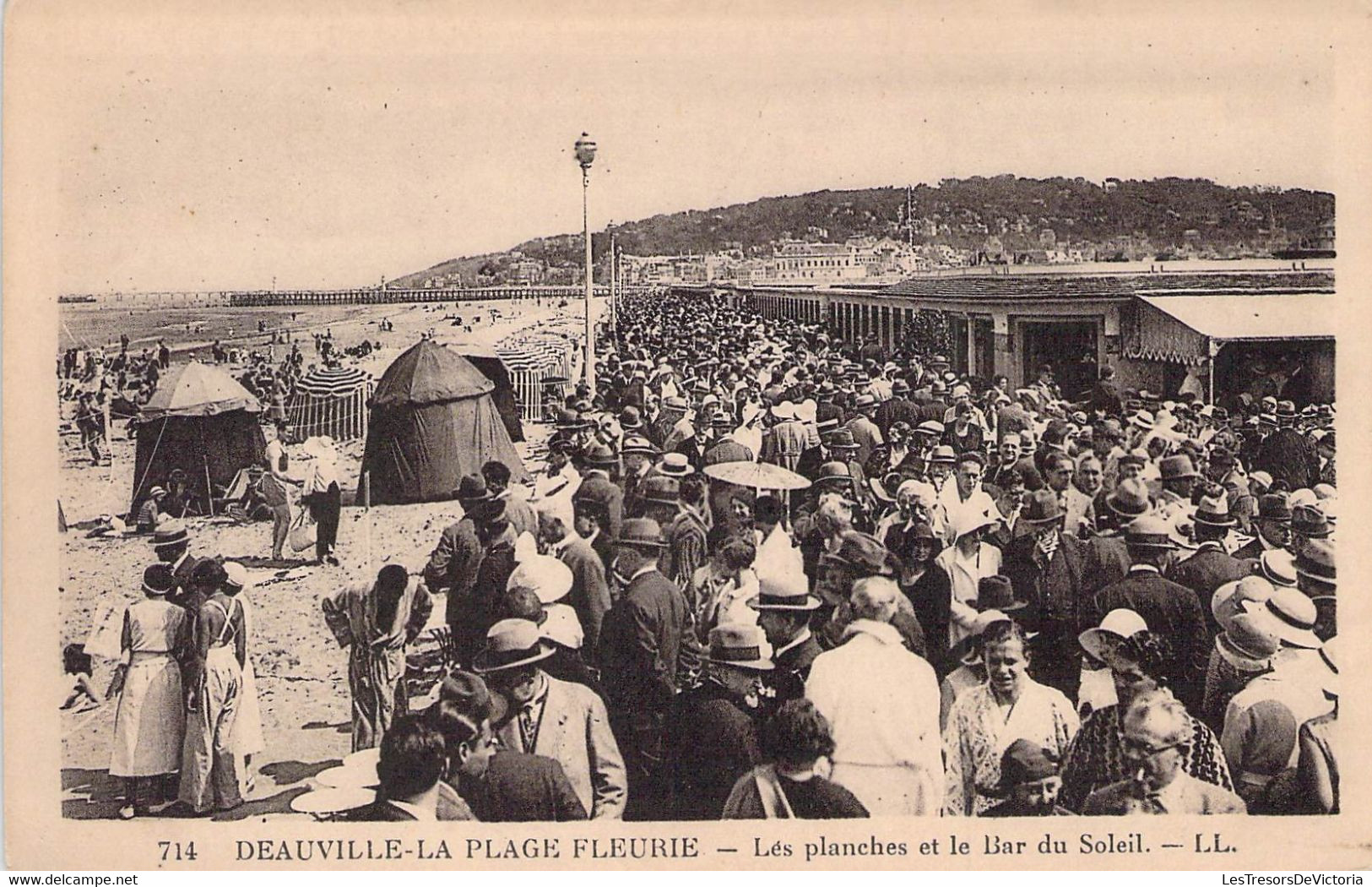 CPA - 14 - DEAUVILLE - La Plage Fleurie - Les Planches Et Le Bar Du Soleil - LL - Animée - Deauville