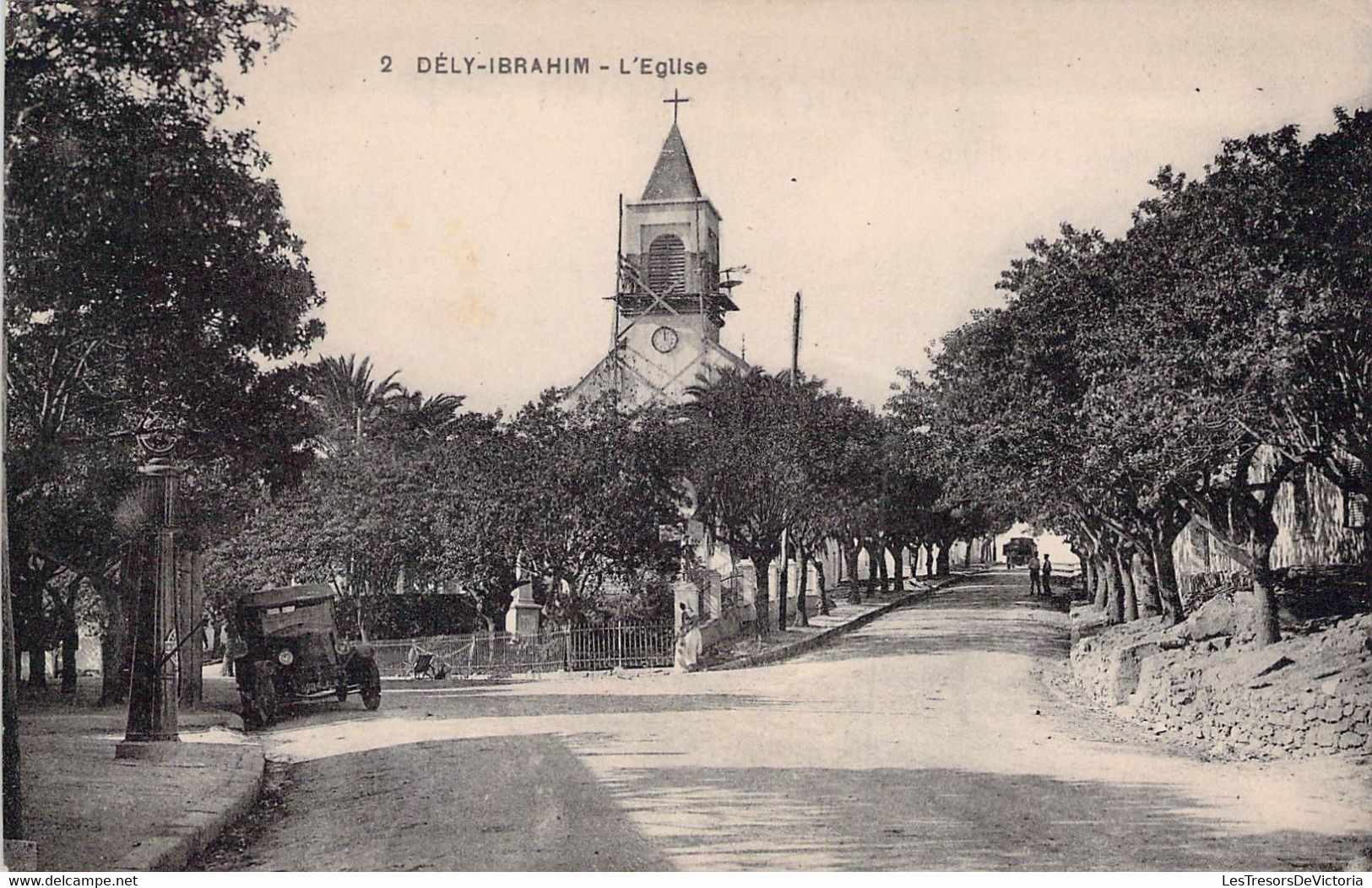 CPA - 16 - DELY IBRAHIM - L'Eglise - Voiture - Edition HOGON DELY IBRAHIM - Sonstige & Ohne Zuordnung