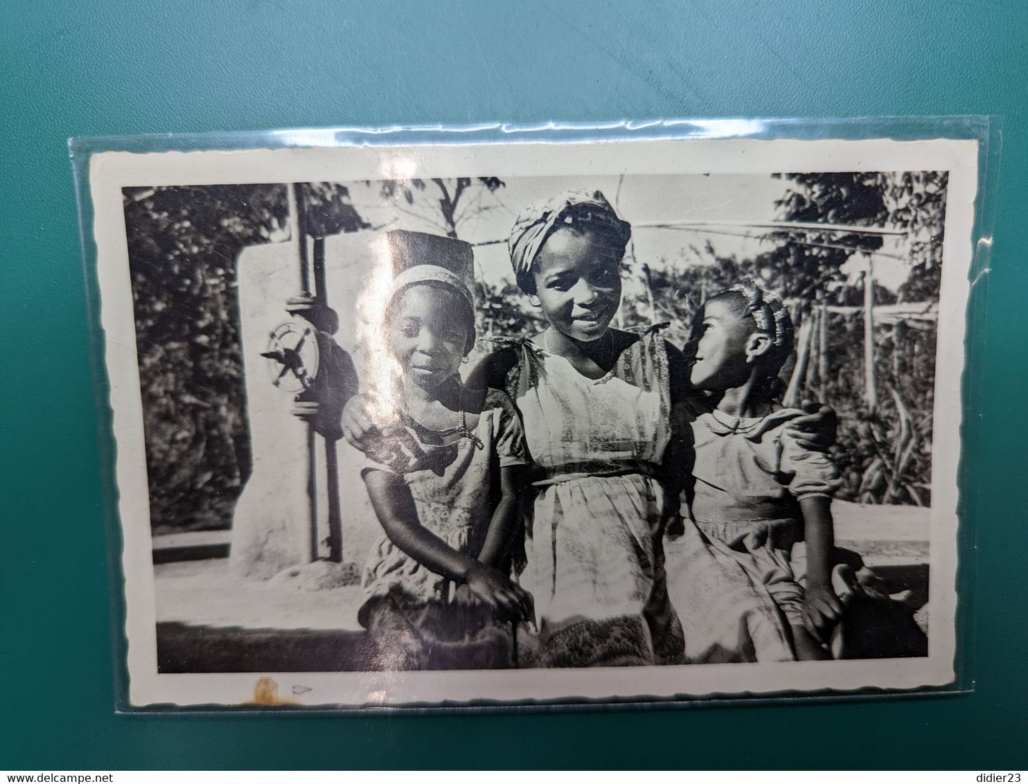 CAMEROUN MISION CATHOLIQUE  PETITES FILLES  PETIT COLLOQUE A LA FONTAINE - Cameroun