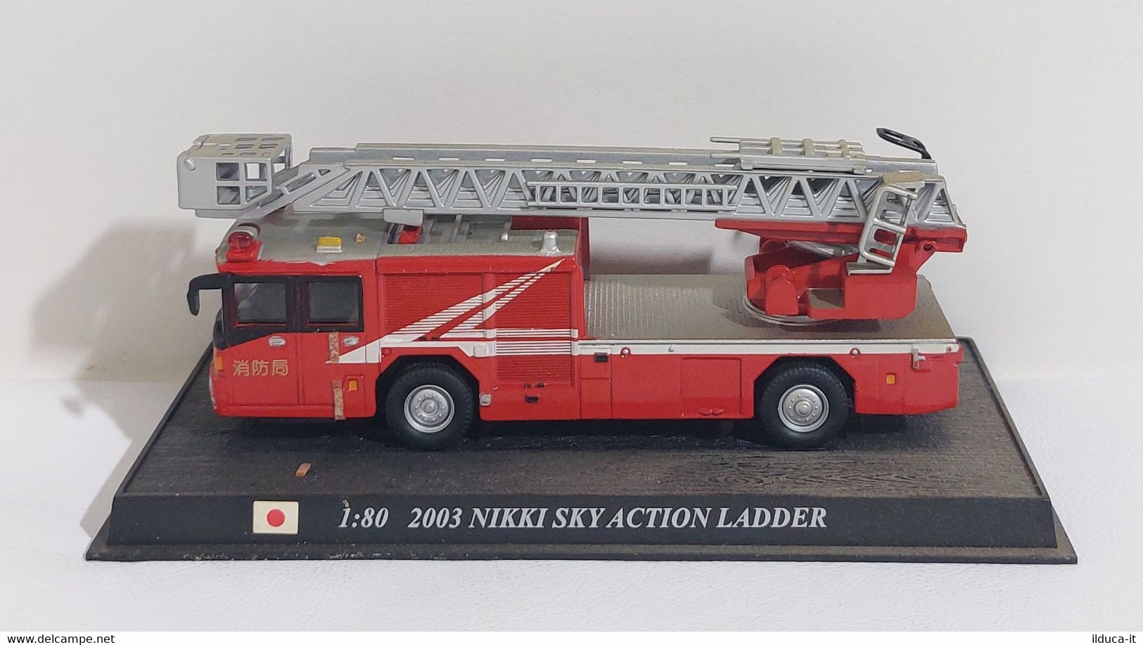 I108801 Ixo Hachette 1/80 - POMPIERS - Japan 2003 NIKKI Sky Action Ladder - Vrachtwagens, Bus En Werken