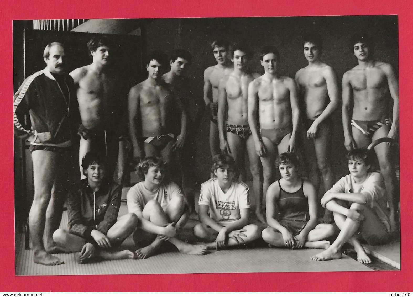 BELLE PHOTO REPRODUCTION - JEUNES HOMMES TORSE NU EN MAILLOT DE BAIN PISCINE - YOUNG MAN NAKED SWIMSUIT - Personen