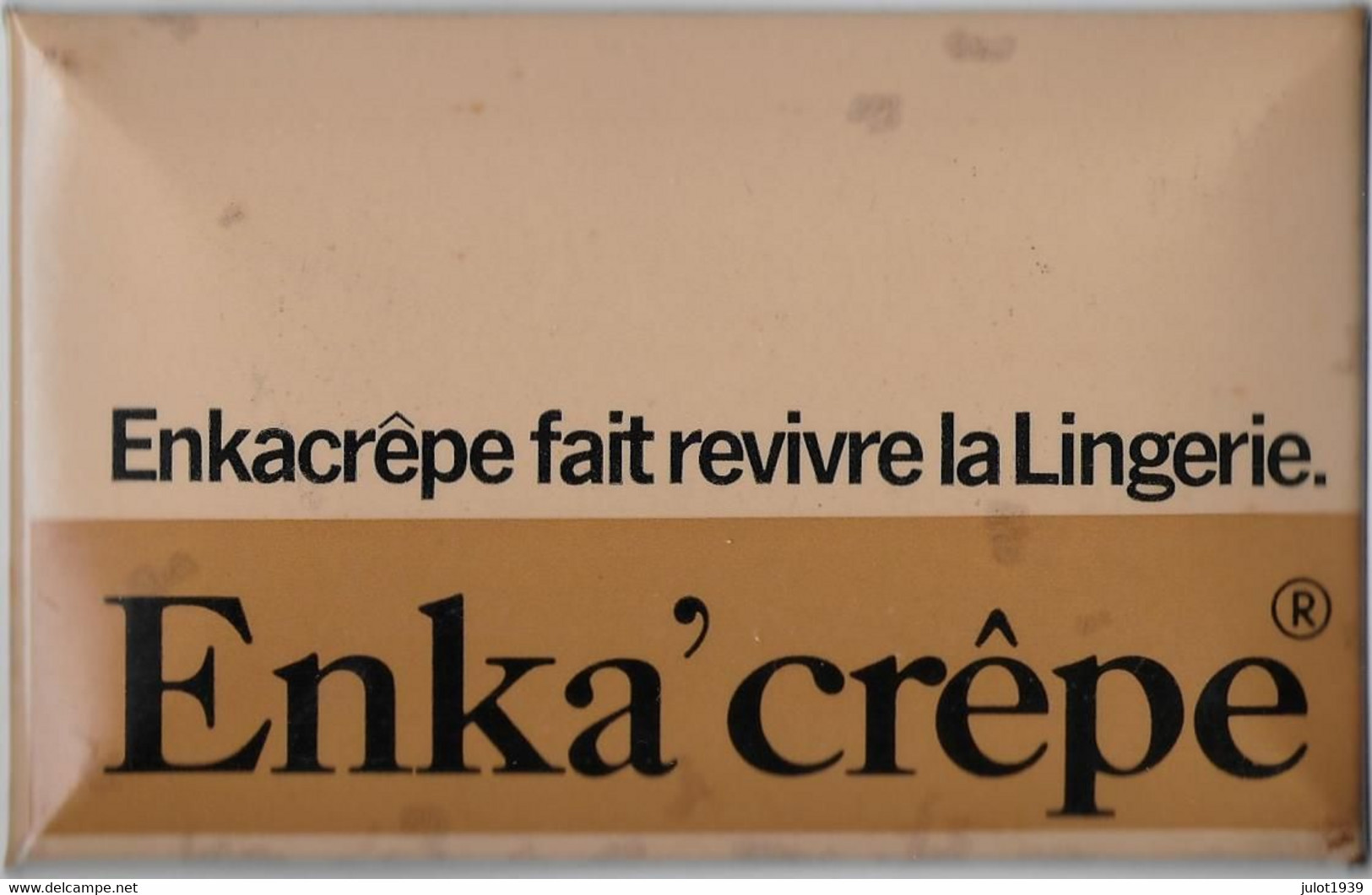 PLAQUE En TOLE 14 X 9 CM . " ENKA' CREPE " . ANCIENNE .  Fait Revivre La LINGERIE . - Kleding