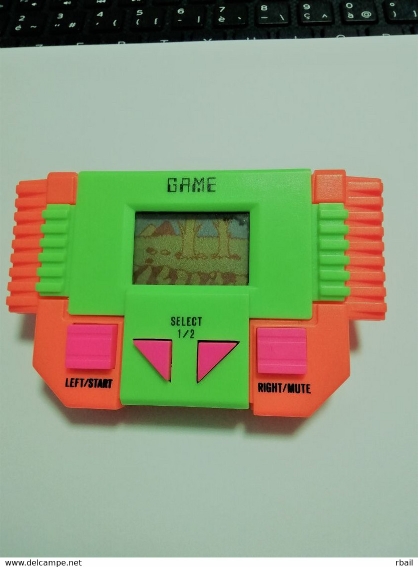 Mini Console Jeux Electronique Des Années 1990 Fonctionnement A Piles Plates Type Bouton,état Neuf Sans Piles - Sonstige & Ohne Zuordnung