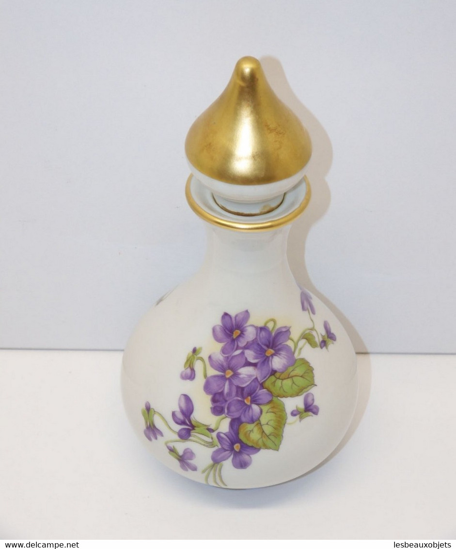 *JOLI FLACON PORCELAINE De LIMOGES Décor De VIOLETTES Avec Son Bouchon Doré  E - Limoges (FRA)