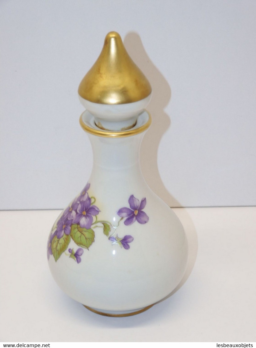 *JOLI FLACON PORCELAINE De LIMOGES Décor De VIOLETTES Avec Son Bouchon Doré  E - Limoges (FRA)