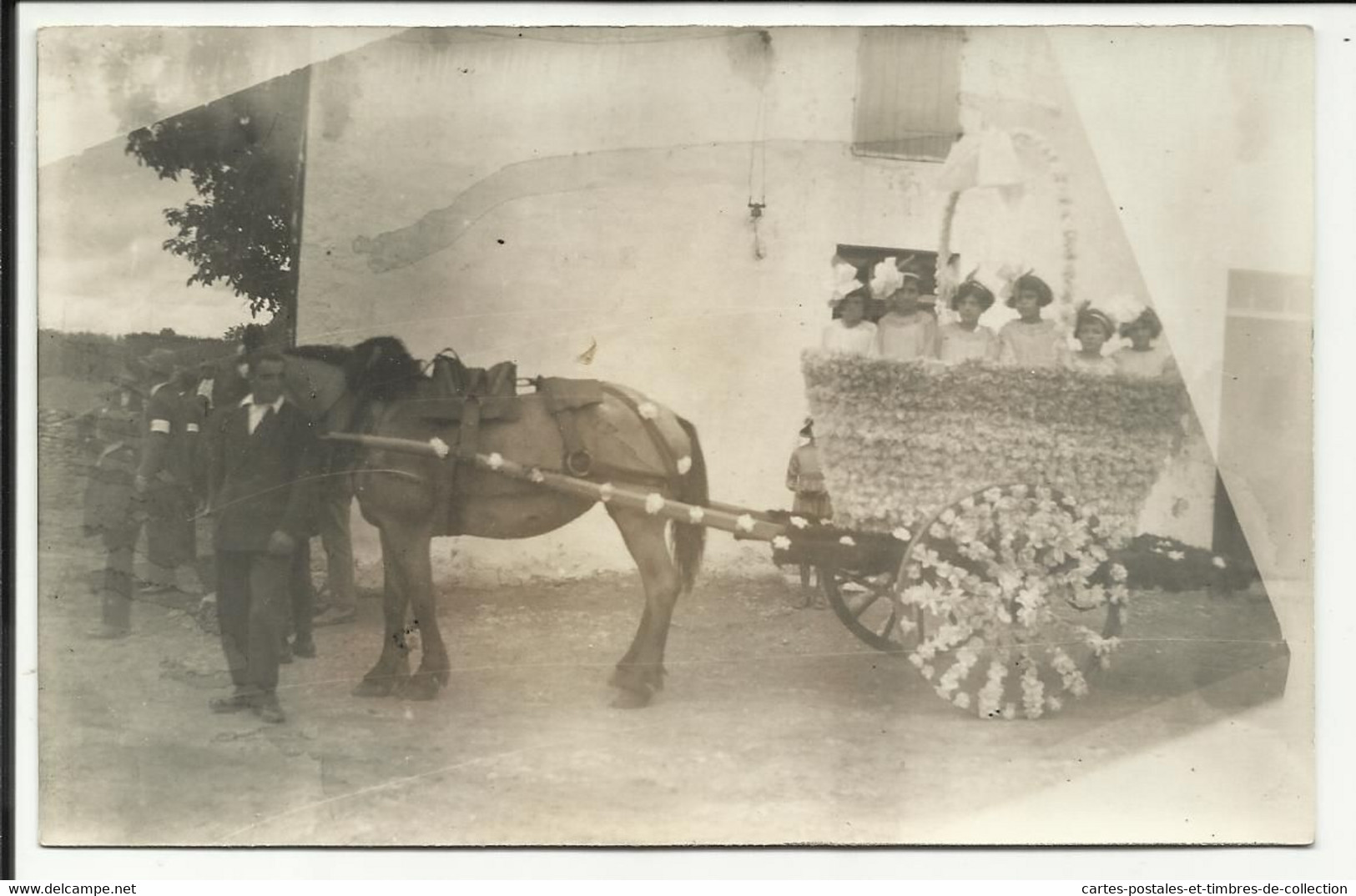 Char Décoré Pour Une Fête De Village , Carte Photo Non Localisé - Carnaval