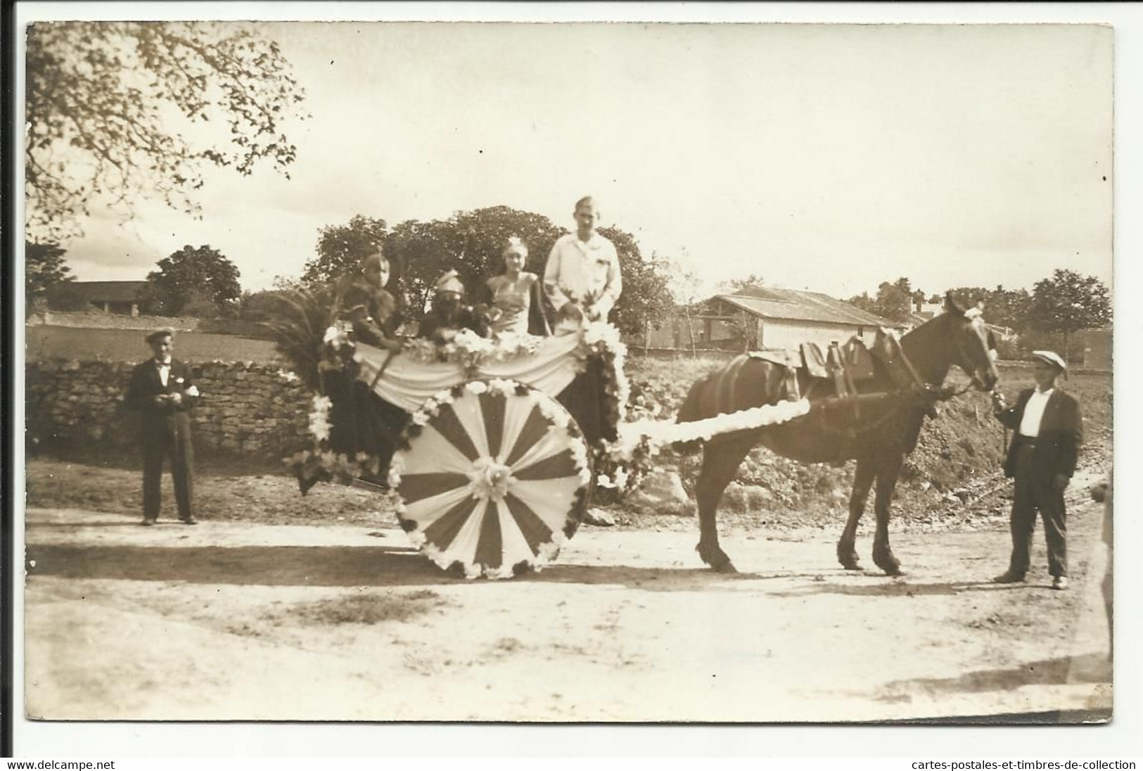 Char Décoré Pour Une Fête De Village , Carte Photo Non Localisé - Carnaval