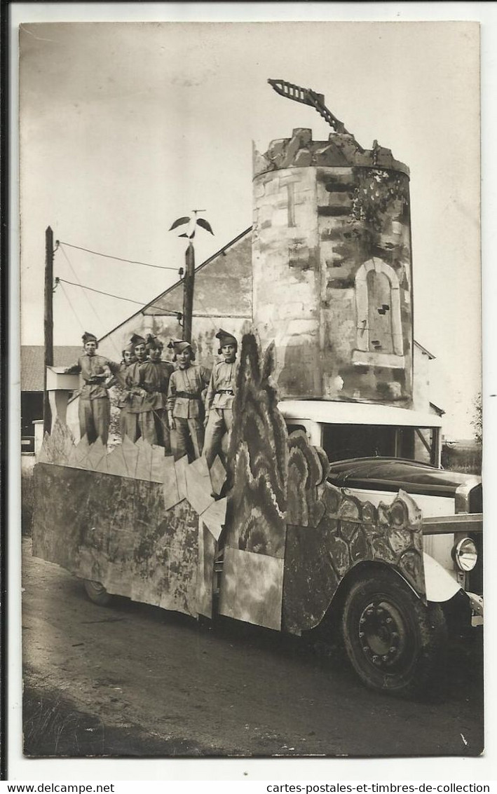 Char Décoré Pour La Fête Du Village " Le CHATEAU " , Carte Photo Non Localisé - Carnaval