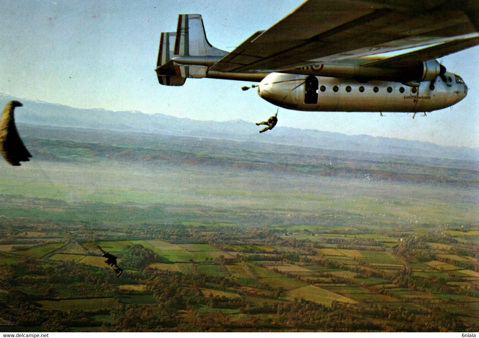 14670 LARGAGE Du PERSONNEL  NORATLAS PARACHUTISME Parachute Militaire  Photo  Avion   (2 Scans) - Paracaidismo