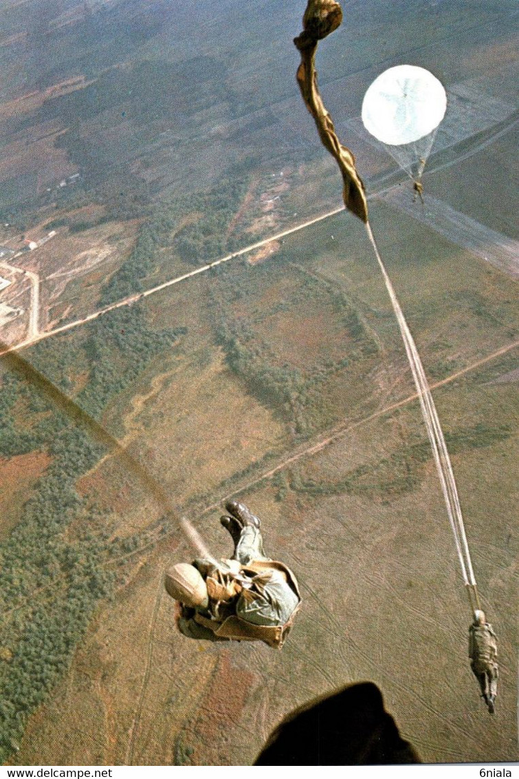 14677 LARGAGE DU PERSONNEL   PARACHUTISME Parachute Militaire  Photo Dujardin Pau Avion   (recto-verso) - Parachutting