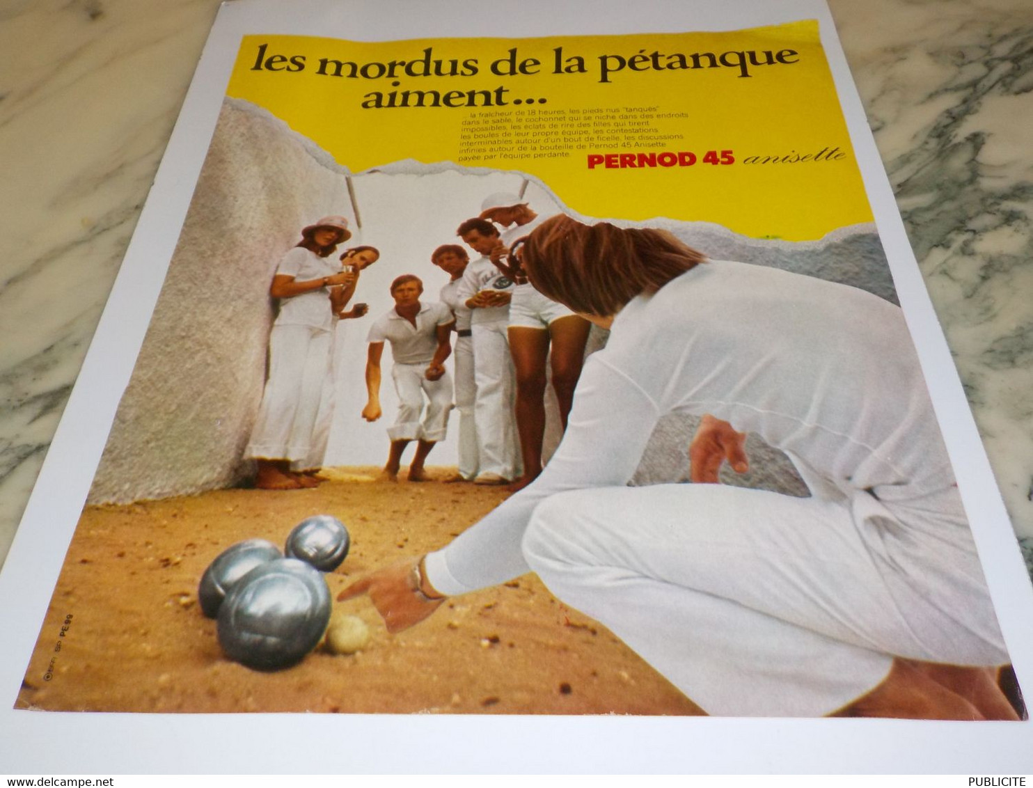 ANCIENNE PUBLICITE LES MORDUS DE LA PETANQUE AIMENT PERNOD 45 1973 - Alcools