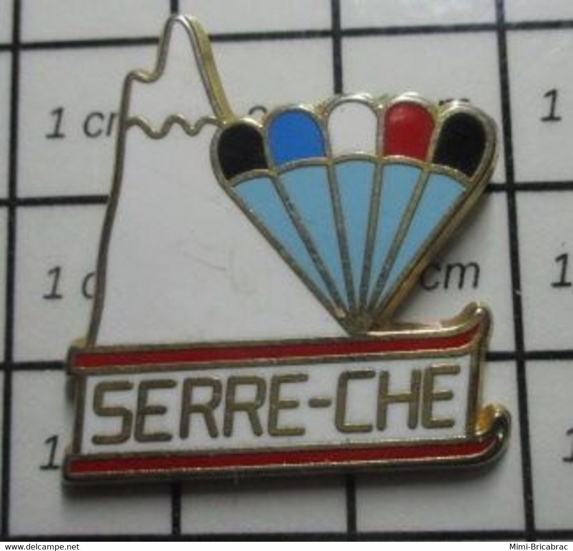 613B Pin's Pins / Beau Et Rare / SPORTS / PARACHUTISME MONTAGNE SERRE-CHEVALIER Par BOUSSEMARD - Parachutting