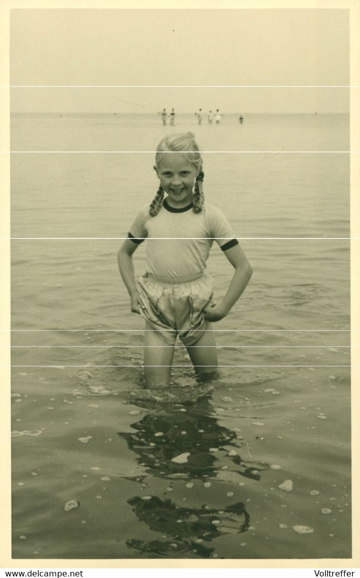 Orig. Foto AK 50er Jahre, Süßes Mädchen Zöpfe, Shorts, Wasser, Sweet Young Girl, Pigtails, Shorts, Beach Fashion - Anonieme Personen