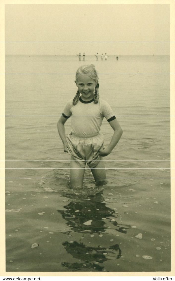 Orig. Foto AK 50er Jahre, Süßes Mädchen Zöpfe, Shorts, Wasser, Sweet Young Girl, Pigtails, Shorts, Beach, Little Lolita - Anonymous Persons