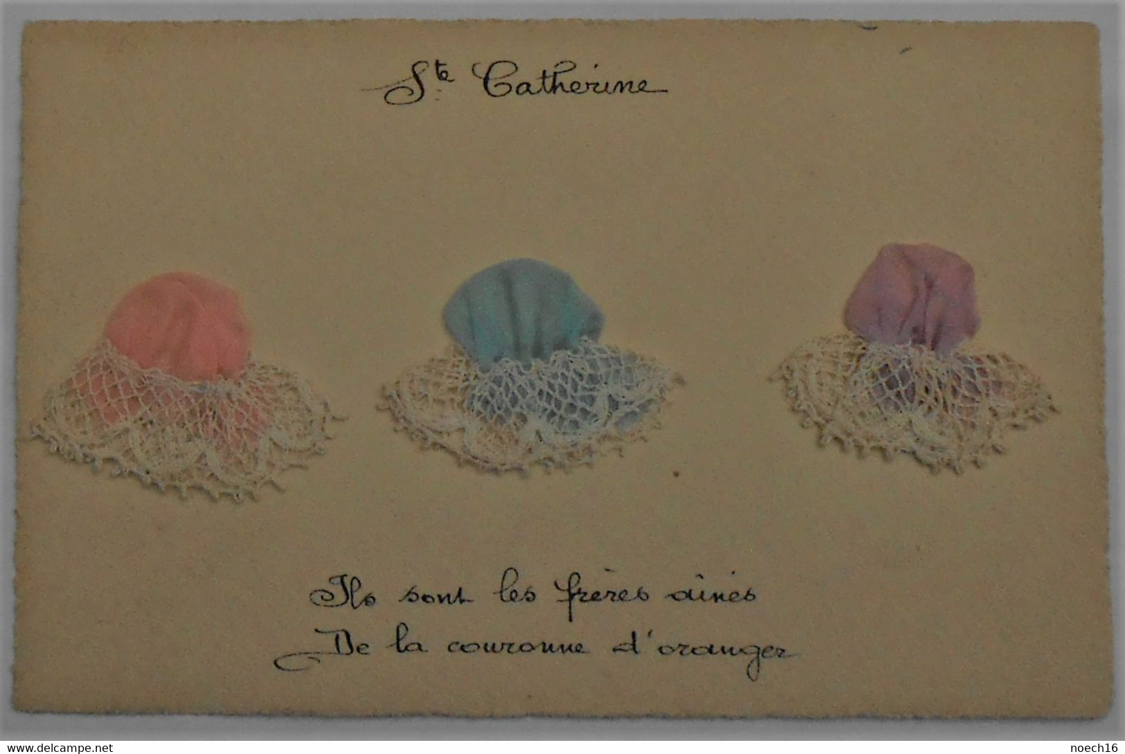 CPA Fantaisie, Ste Catherine,   Ajoutis 3 Bonnets En Tissu Et Dentelle - Sainte-Catherine