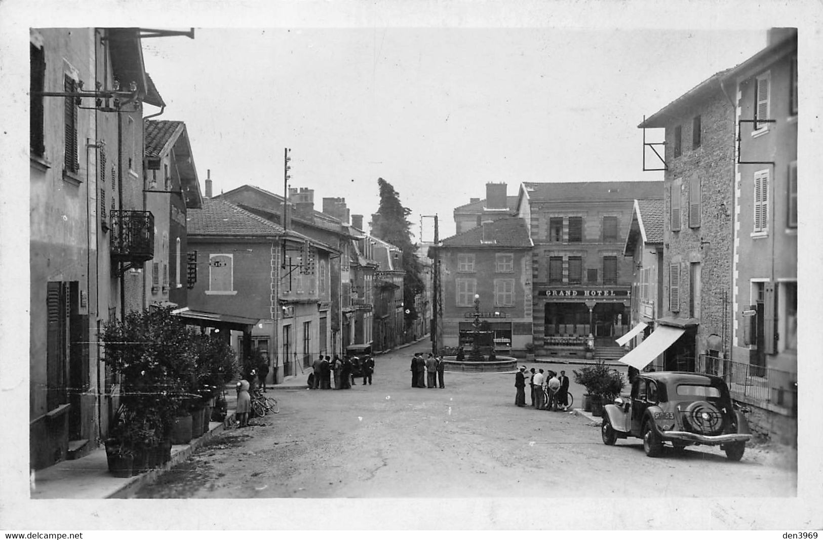 SAINT-JEAN-de-BOURNAY (Isère) - Place De L'Hôtel De Ville - Automobile, Grand Hôtel - Saint-Jean-de-Bournay