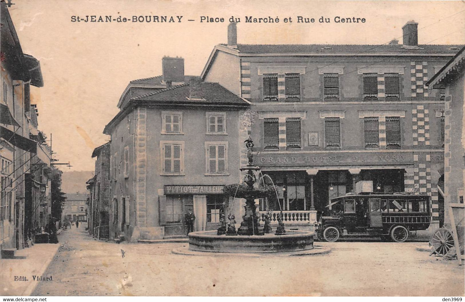 SAINT-JEAN-de-BOURNAY (Isère) - Place Du Marché Et Rue Du Centre - Fontaine, Gd Hôtel Du Nord, Autobus, Pitiot Tailleur - Saint-Jean-de-Bournay