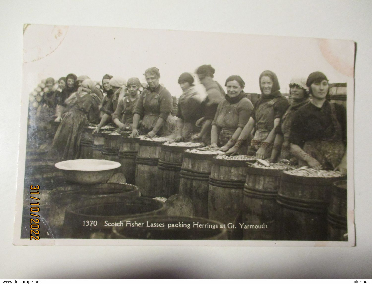 SCOTCH FISHER LASSES PACKING HERRINGS AT GREAT YARMOUTH , 9-9 - Great Yarmouth