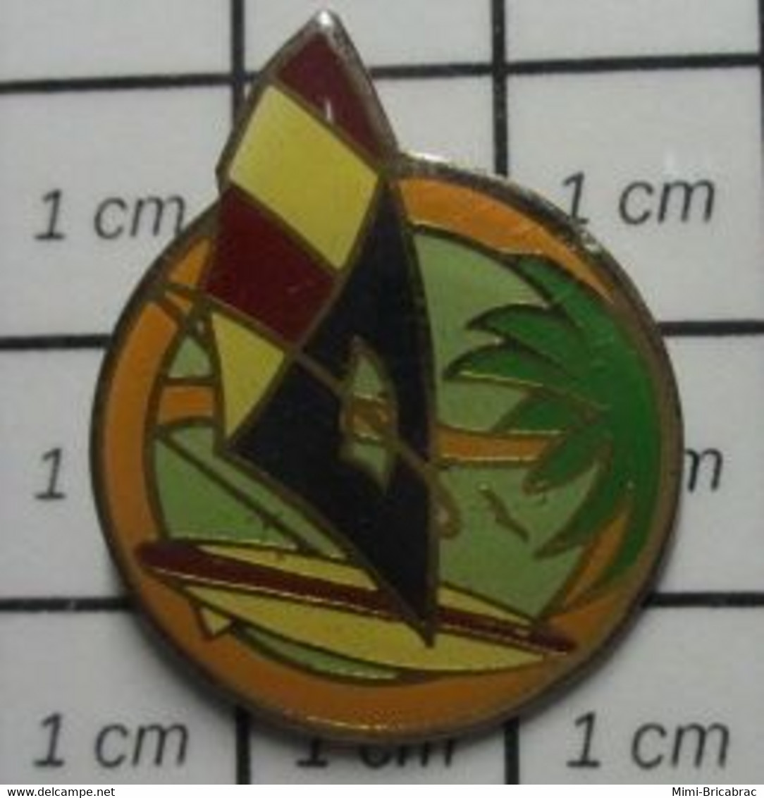 613d Pin's Pins / Beau Et Rare / SPORTS / PLANCHE A VOILE Attention Aux Requins Si T'es à La Réunion ! - Voile