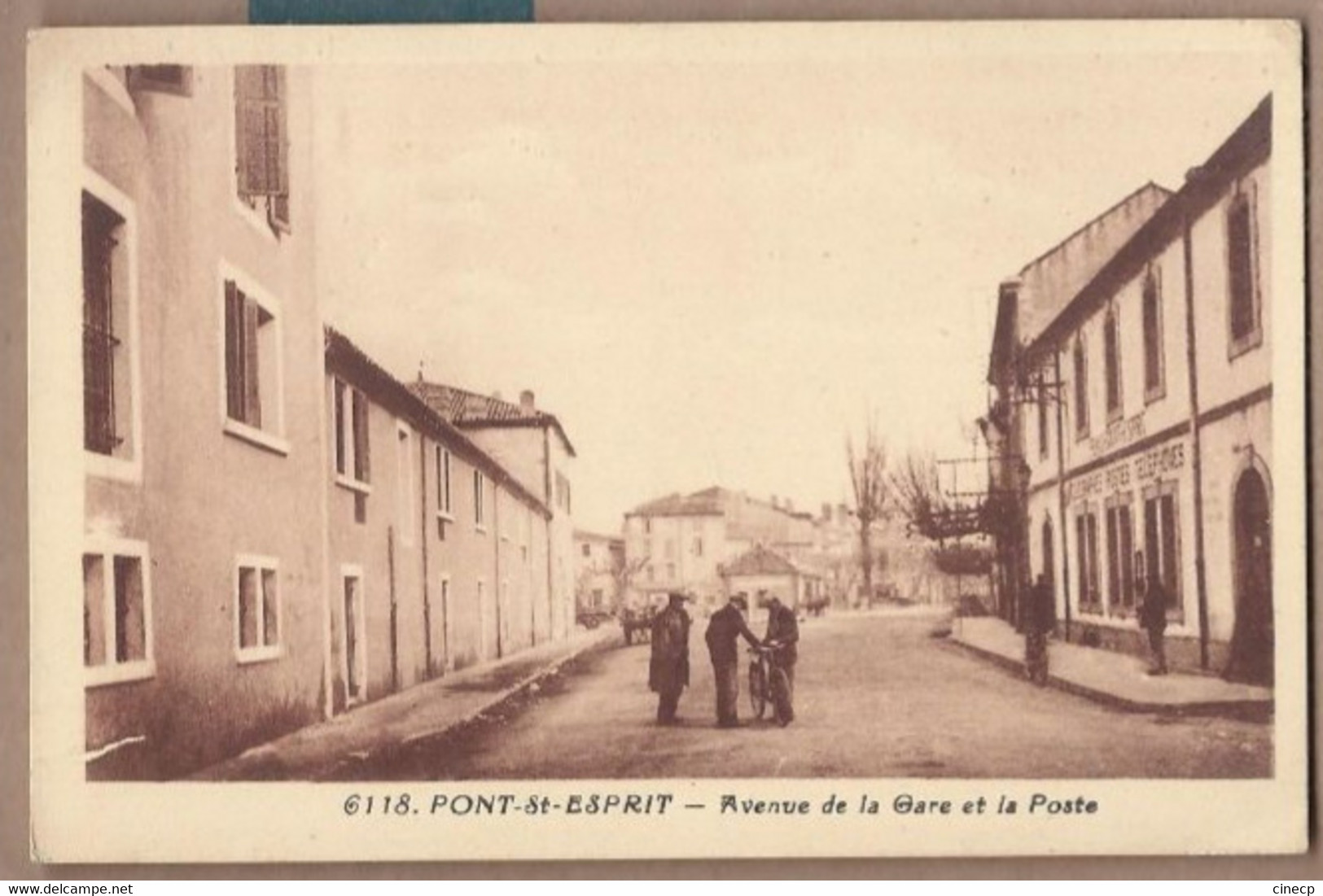 CPA 30 - PONT SAINT-ESPRIT - Avenue De La Gare Et La Poste - TB PLAN CENTRE VILLAGE ANIMATION - Pont-Saint-Esprit