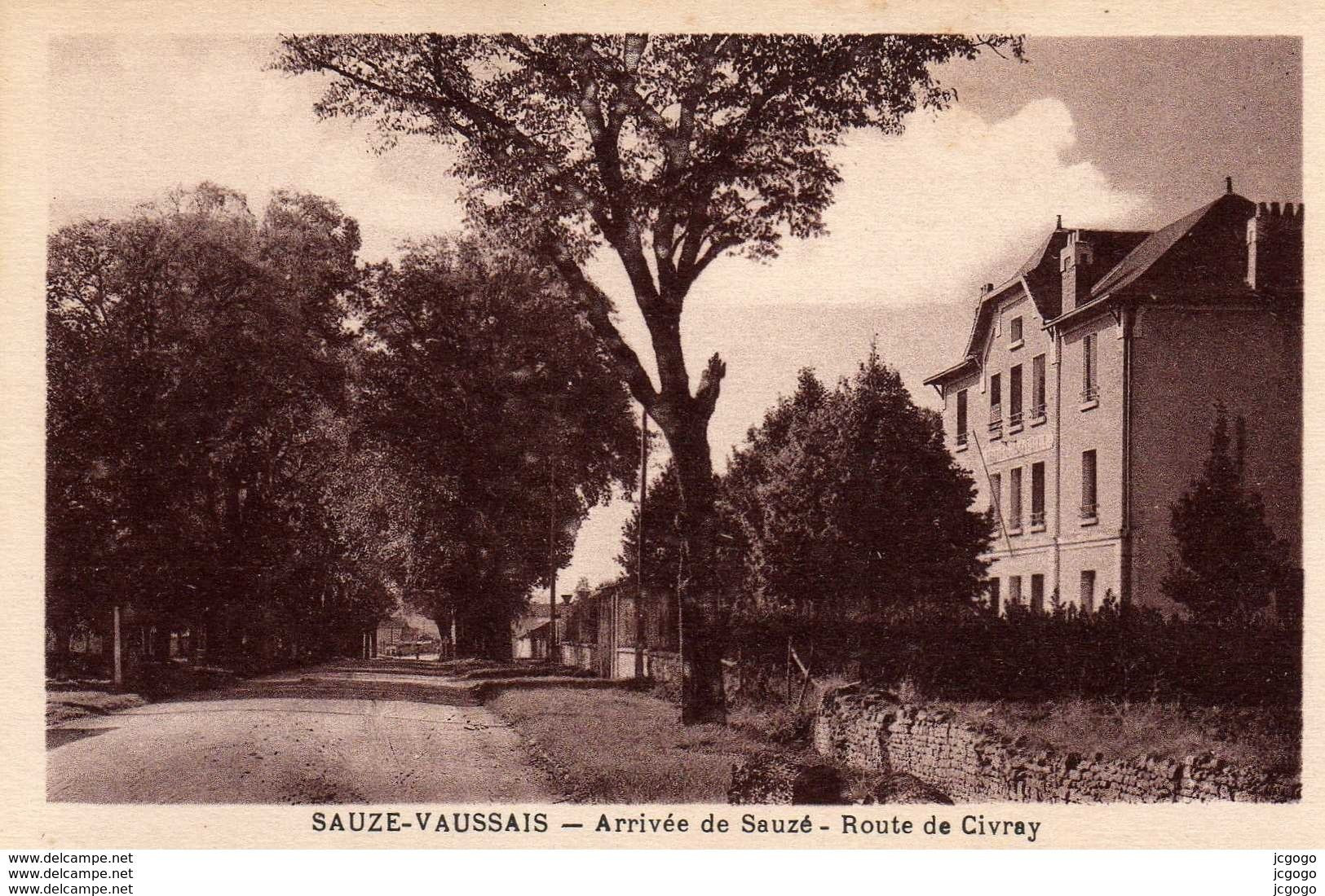SAUZE-VAUSSAIS  Arrivée De Sauzé.  Route De Civray  . Très Bon état - Sauze Vaussais