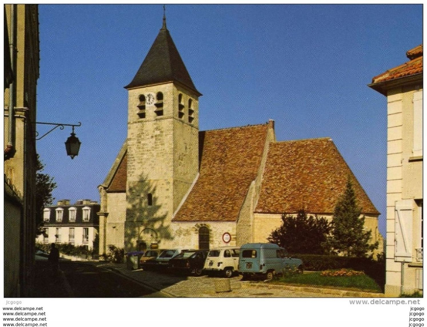 CHAMBOURCY     L'Eglise Sainte Clothilde. Voitures - Chambourcy