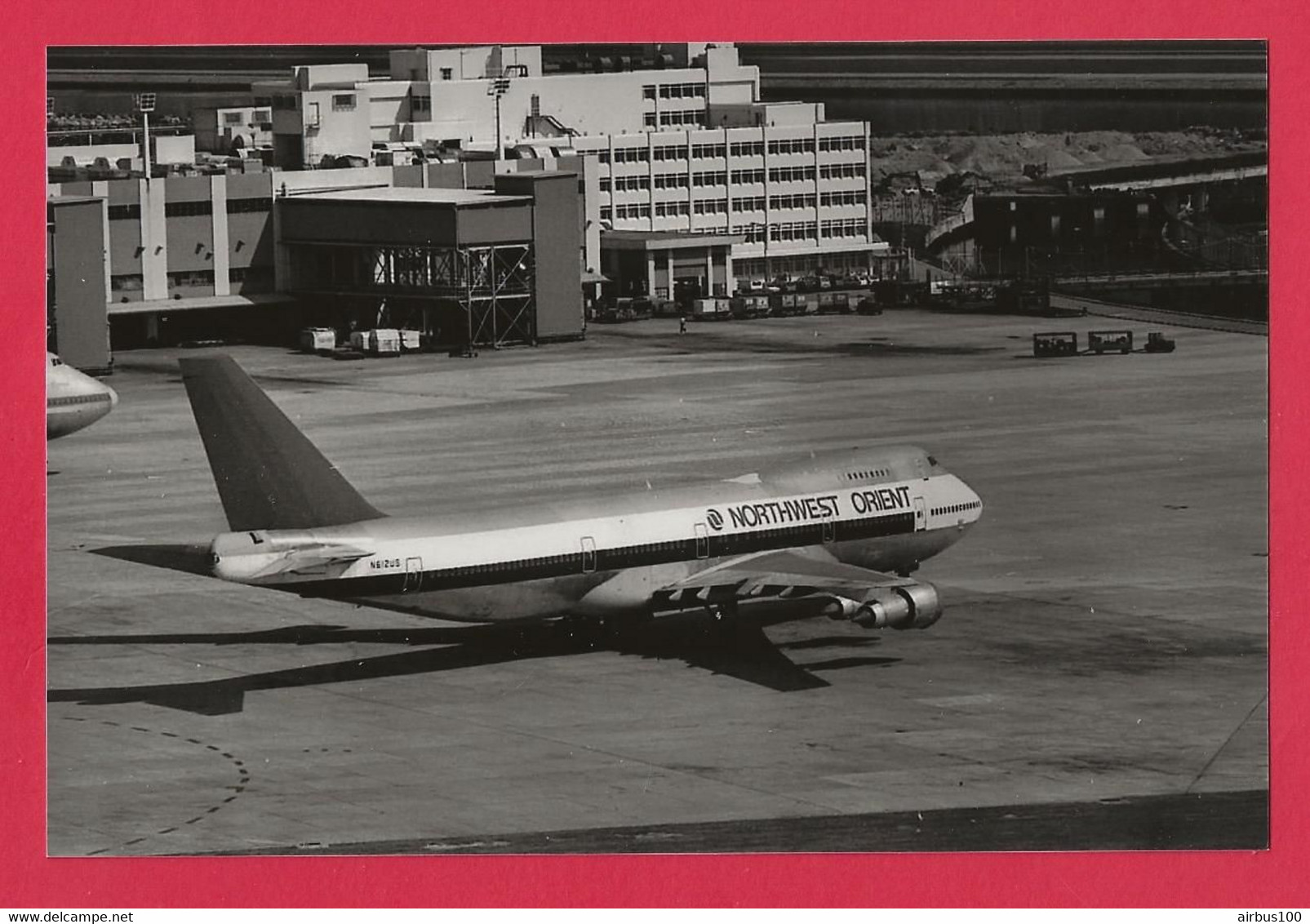 BELLE PHOTO REPRODUCTION AVION PLANE FLUGZEUG - BOEING 747 NORTHWEST ORIENT SUR LE TARMAC - Luftfahrt