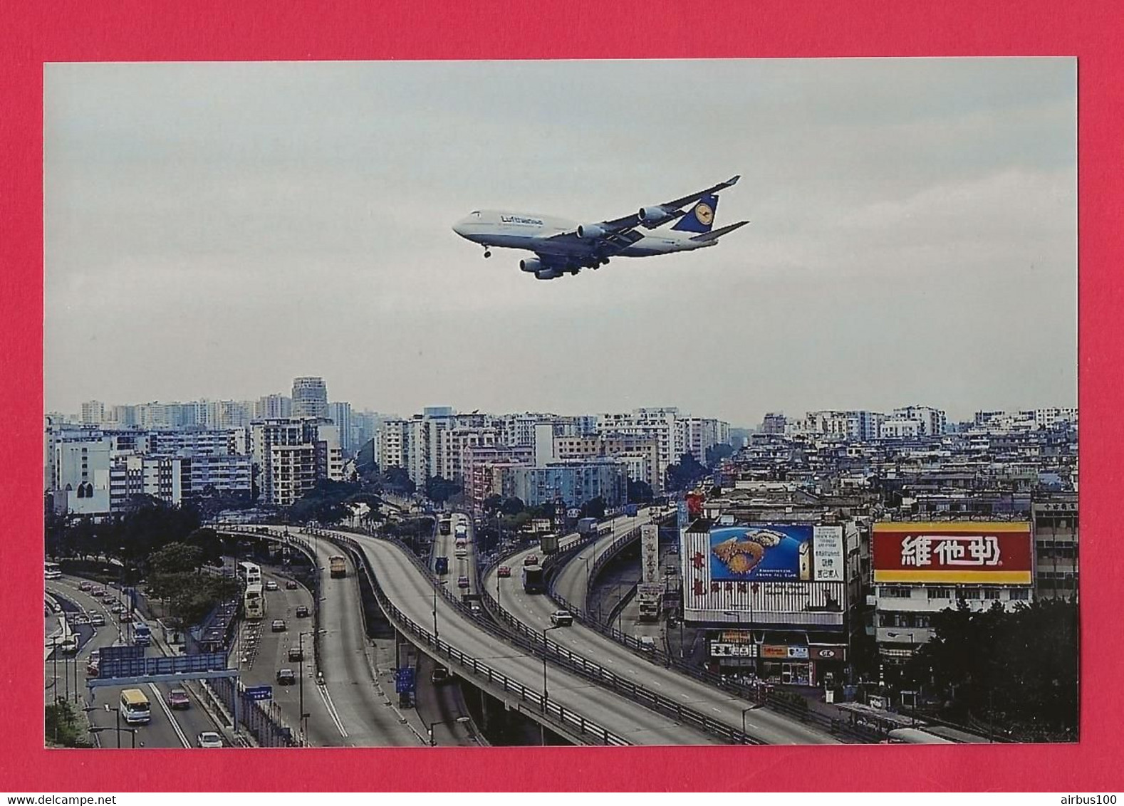 BELLE PHOTO REPRODUCTION AVION PLANE FLUGZEUG - BOEING 747 LUFTHANSA SURVOLANT UNE VILLE ASIATIQUE - Luchtvaart