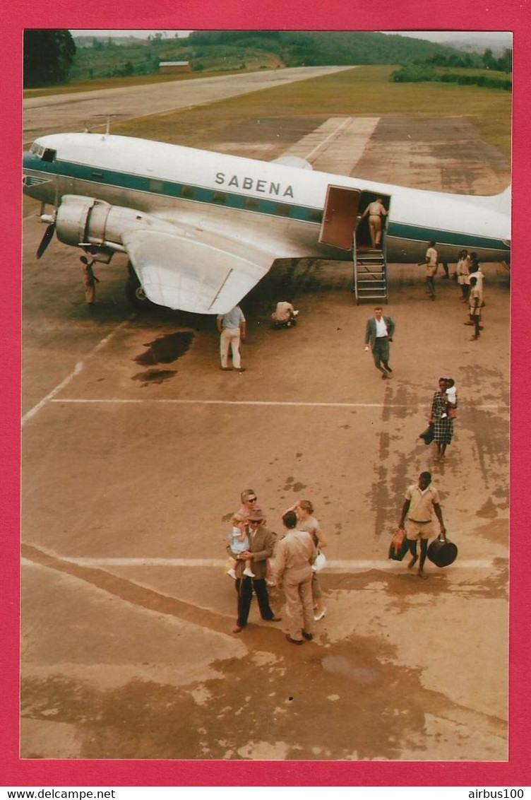 BELLE PHOTO REPRODUCTION AVION PLANE FLUGZEUG - DOUGLAS DC3 SABENA DÉBARQUEMENT DES PASSAGERS - DC 3 - Aviación