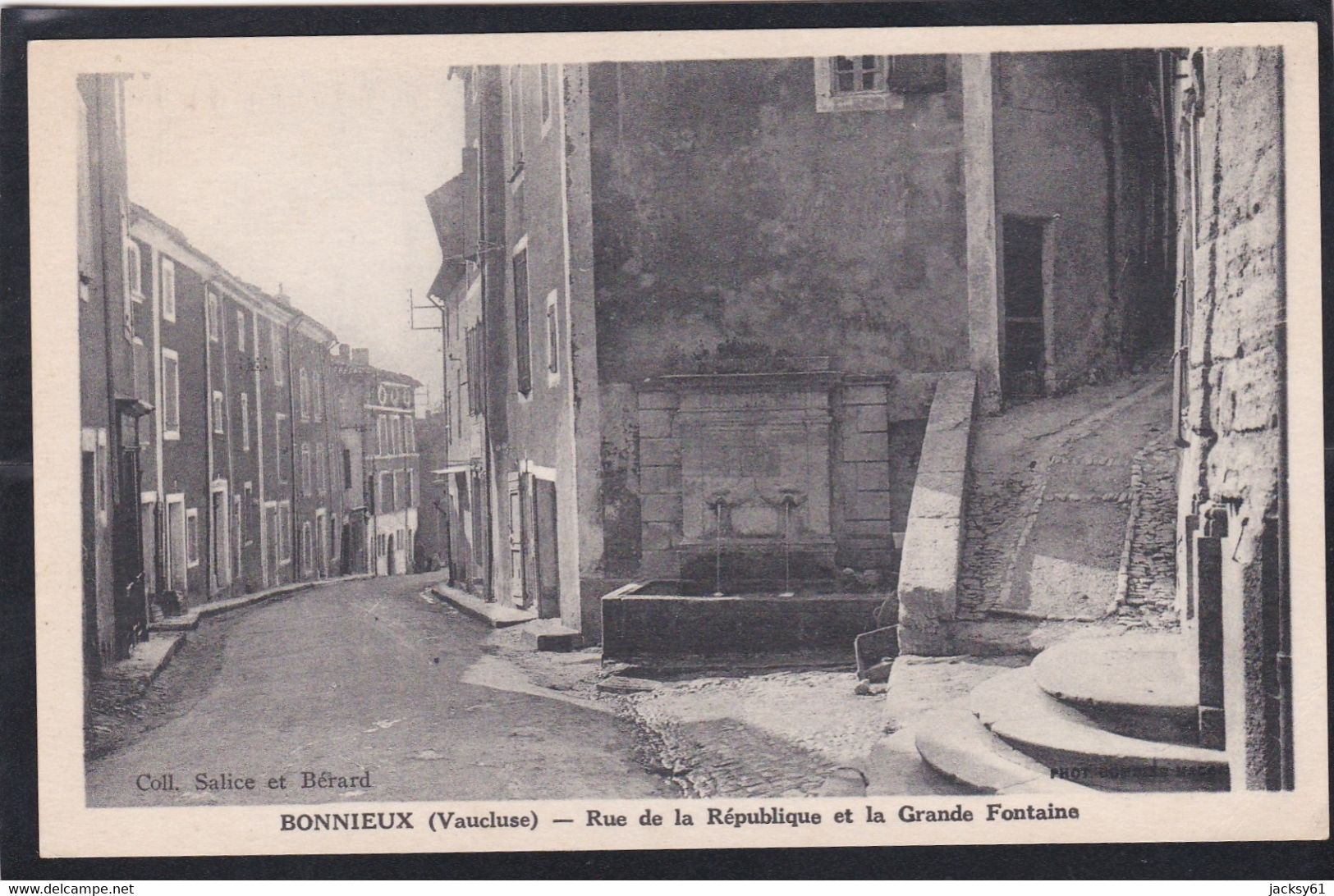 84 - Bonnieux - Rue De La République Et La Grande Fontaine - Bonnieux