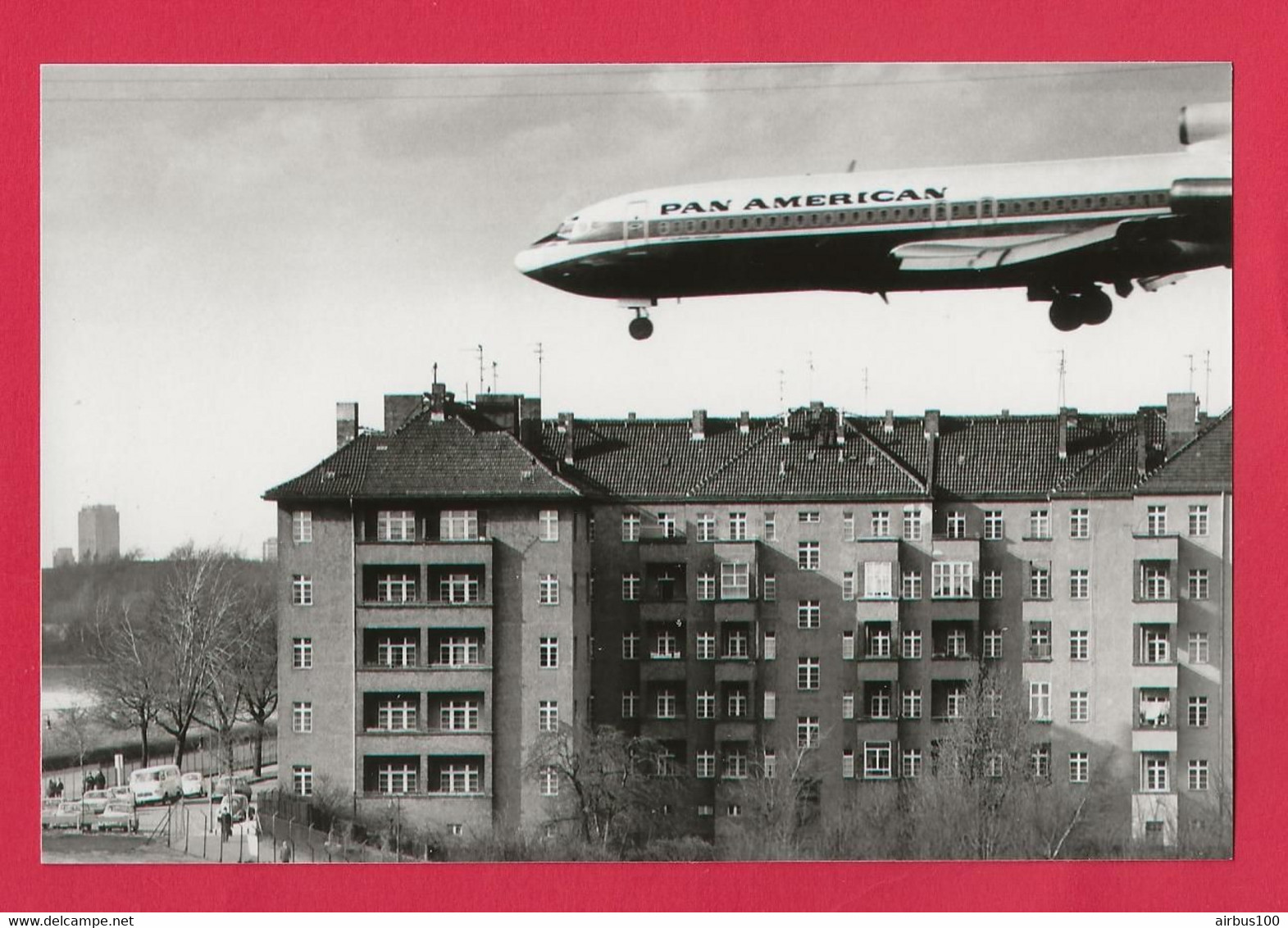 BELLE PHOTO REPRODUCTION AVION PLANE FLUGZEUG - USA BOEING PAN AM SURVOLANT DES IMMEUBLES HLM - Aviation