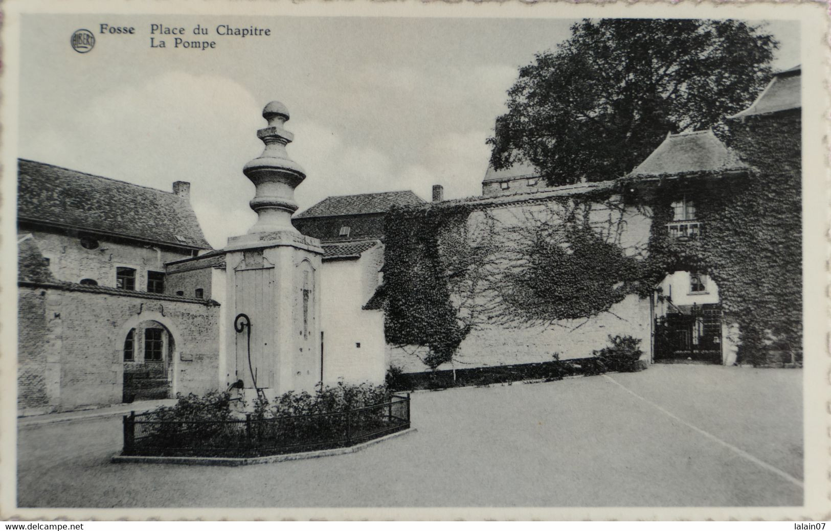 C. P. A. : FOSSES LA VILLE : FOSSE : Place Du Chapitre, La Pompe, Timbre En 1963 - Fosses-la-Ville