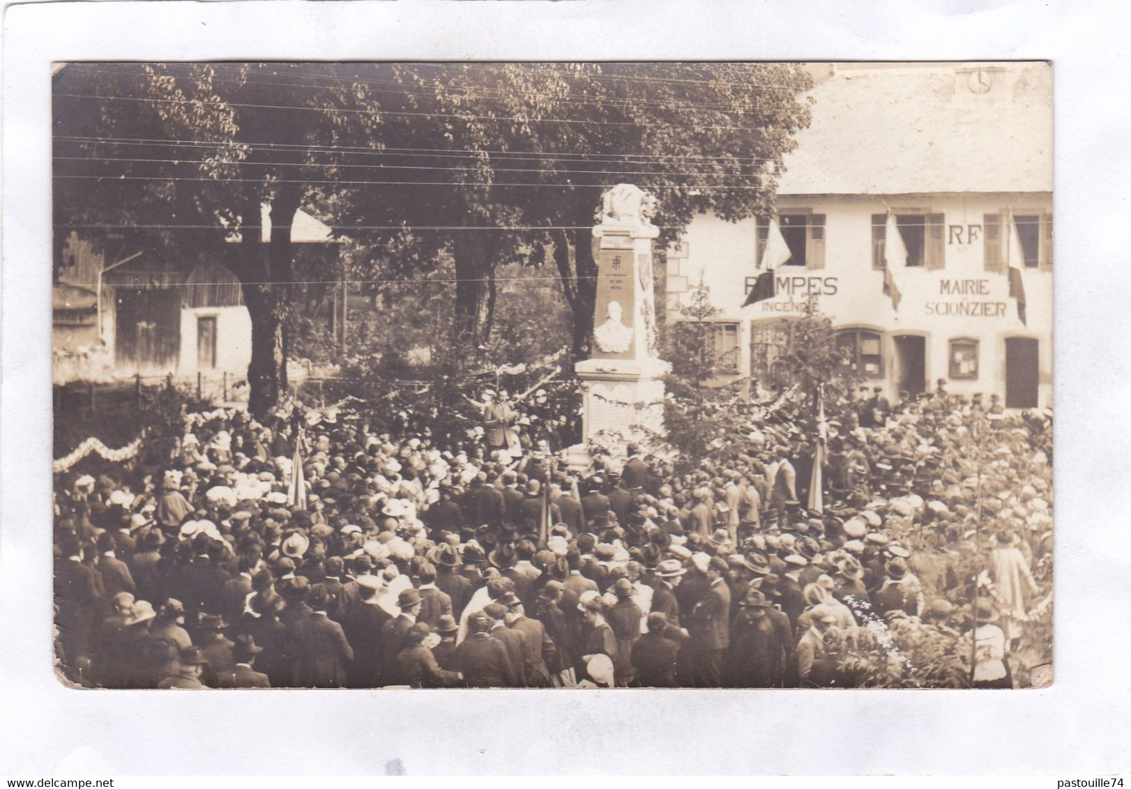 Carte Photo : 13,8 X 8,7  -   SCIONZIER  - Une Manifestation Devant Le Monument Aux Morts - Scionzier