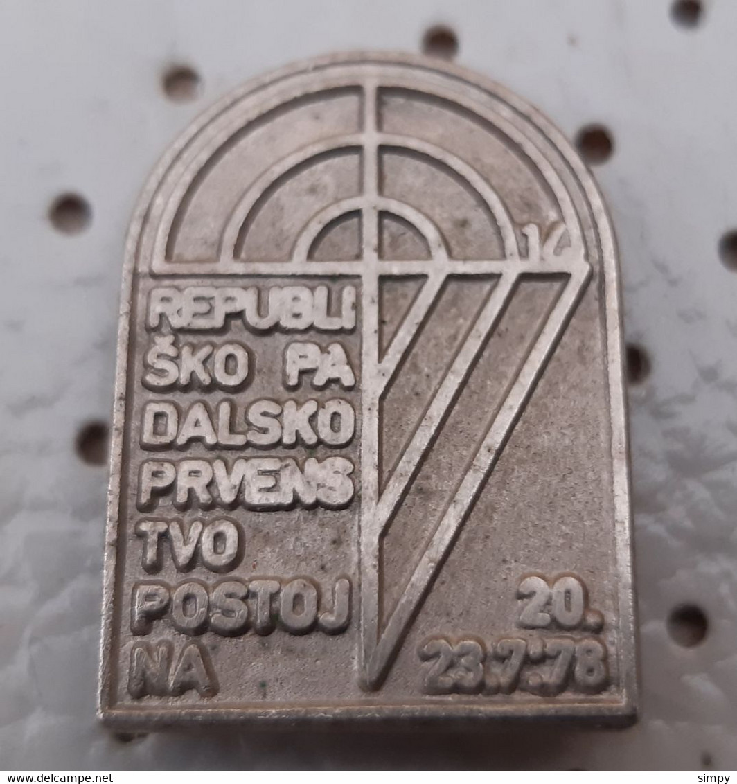 National Parachuting Championship Postojna 1978 Slovenia Ex Yugoslavia Pin Badge - Fallschirmspringen