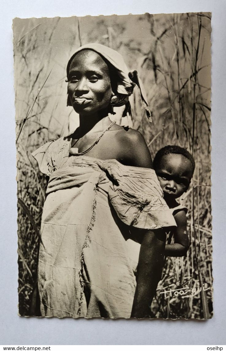 CPSM Afrique Guinée Femme Et Enfant De La Région De Ouassou Photo Véritable HOA-QUI 815 - Guinée