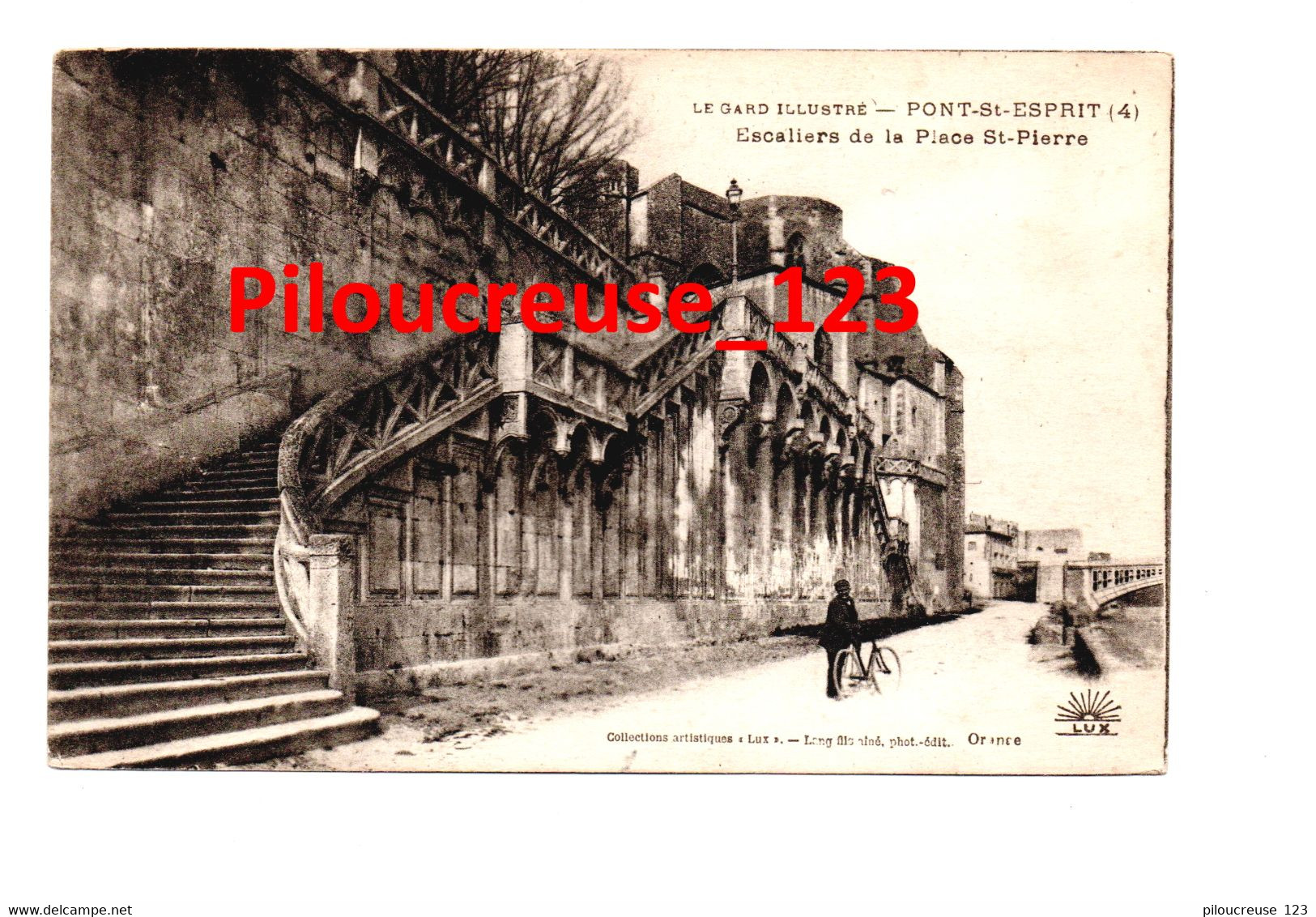 30 Gard - PONT SAINT ESPRIT - " Escaliers De La Place St PIERRE " - ANIMATION - HOMME A VELO - Pont-Saint-Esprit