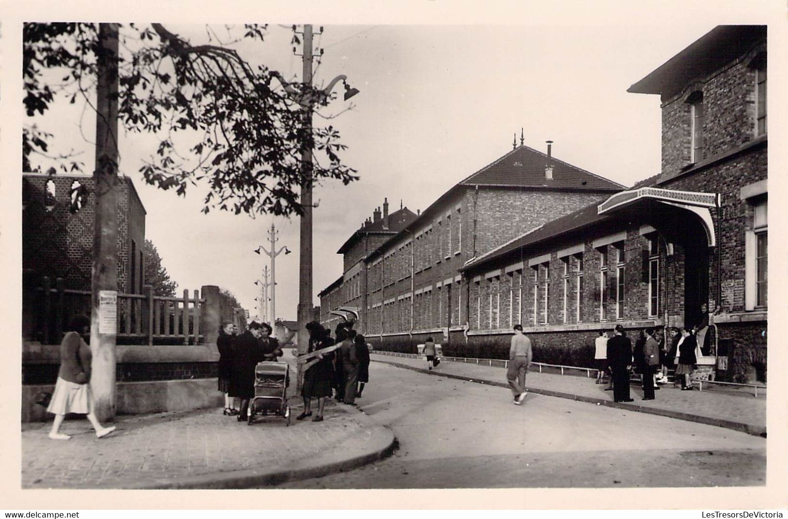 CPA - 93 - LA COURNEUVE - Le Groupe Scolaire Des Quatre Routes - Ed Godneff Abervilliers - Poussette - La Courneuve