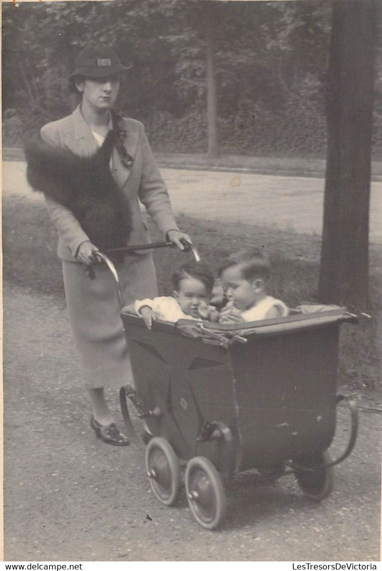 PHOTOGRAPHIE - Femme Avec Une Poussette Et Ses Jumeaux Porte Une Fourrure - Photographs