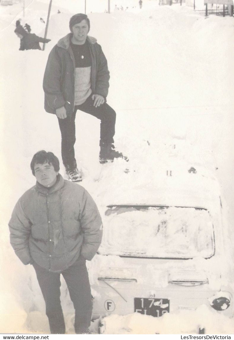 PHOTOGRAPHIE - 2 Hommes Déneigent Leur Voiture - Photographs