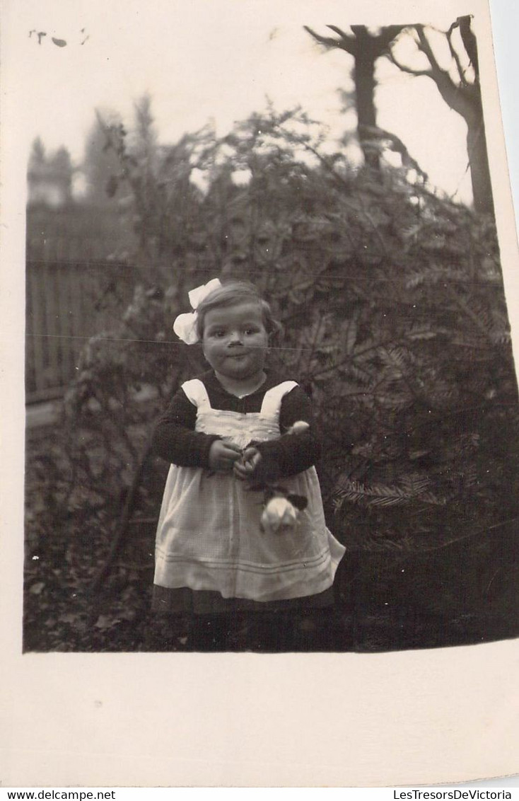 PHOTOGRAPHIE - Petite Fille Une Rose à La Main - Noeud Blanc Dans Les Cheveux - Photographie