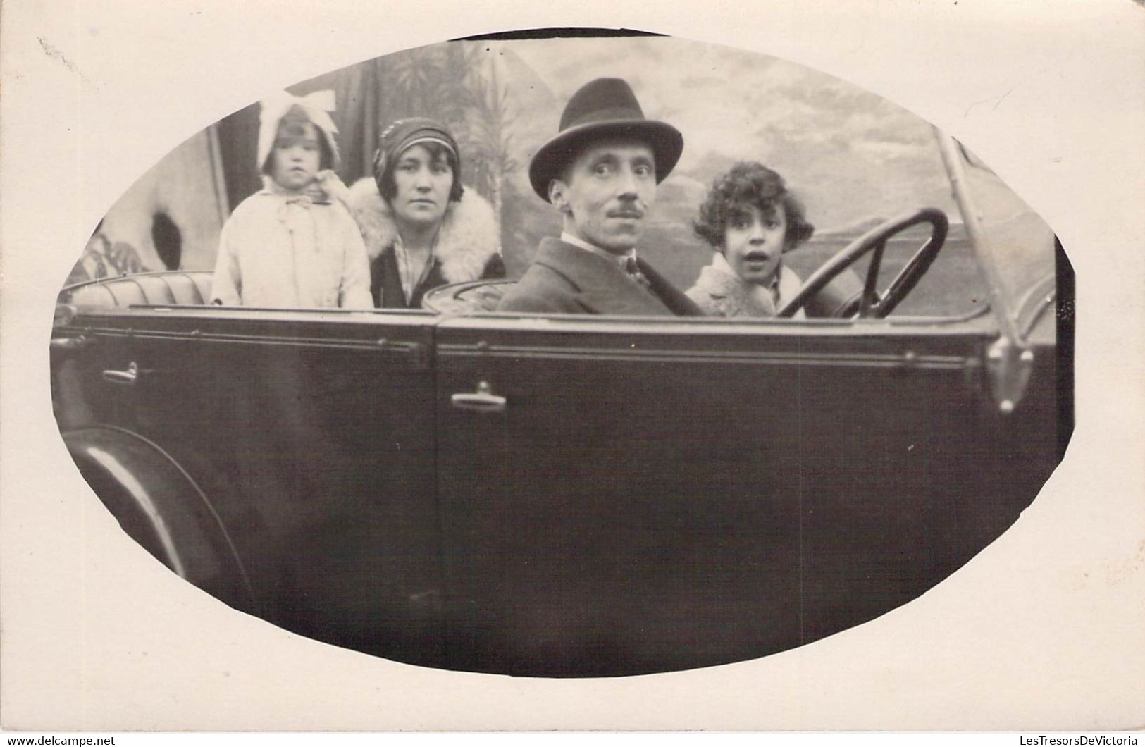 CPA PHOTOGRAPHIE - Médaillon D'une Famille Posant Dans Une Voiture - Photographs