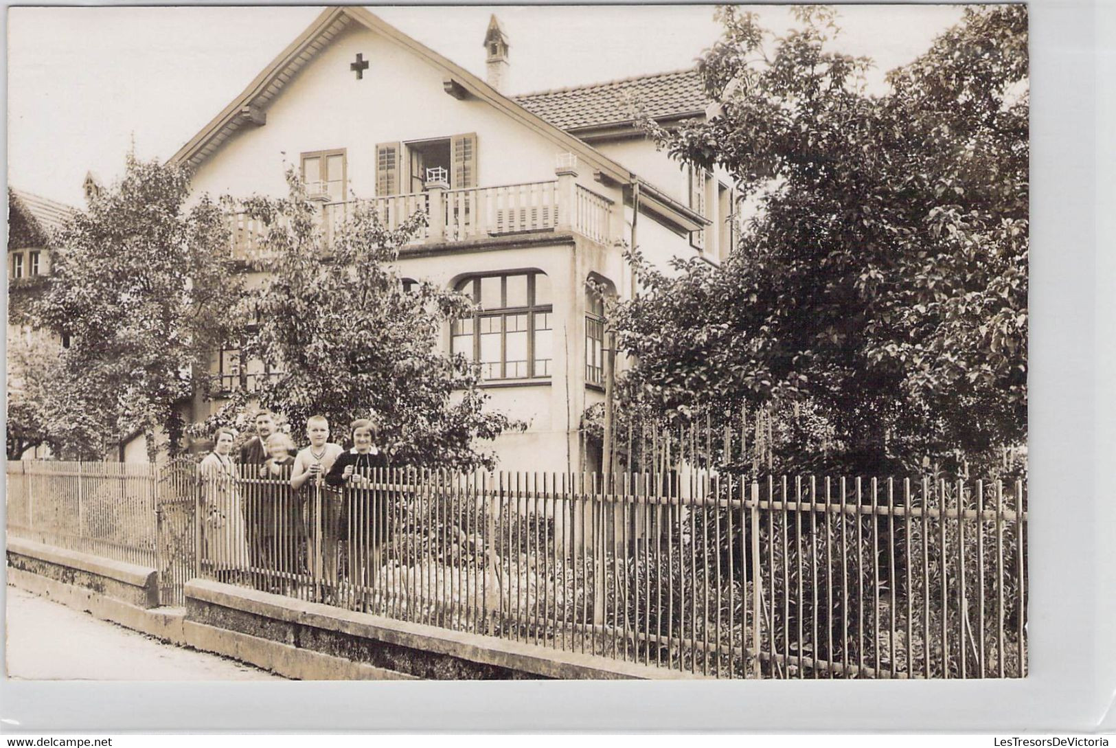 CPA PHOTOGRAPHIE - Une Famille Pose Devant Leur Maison - Photographie