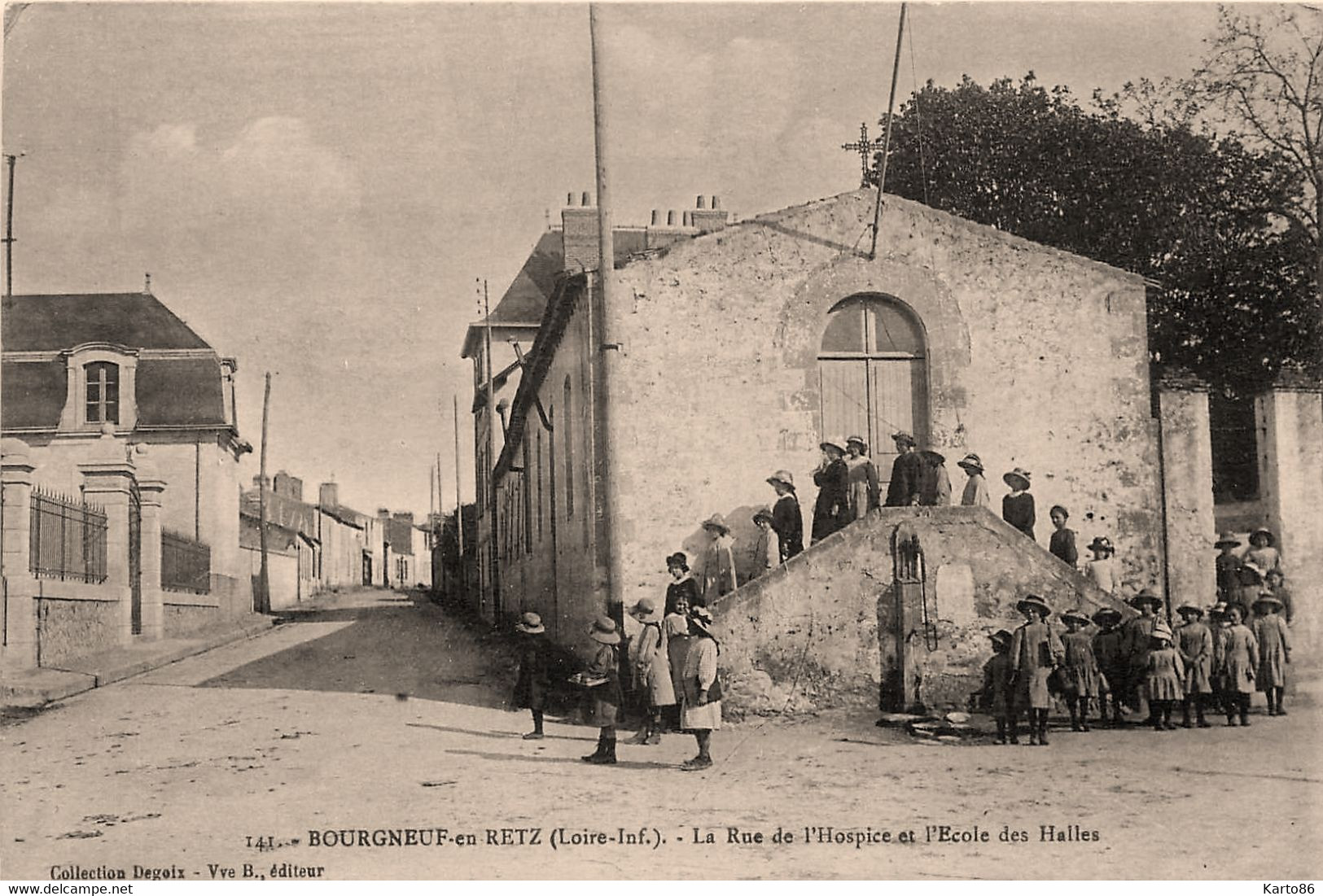 Bourgneuf En Retz * La Rue De L'hospice Et L'école Des Halles * Villageois - Bourgneuf-en-Retz